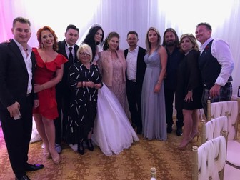 FOTO Mirii alături de o parte din invitații la nunta si botezul micuțului lor