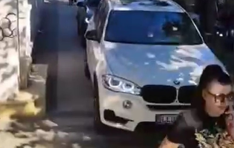 Șoferi filmați când circulă în coloană pe trotuar, ca să scape de aglomerația produsă de un accident pe o stradă din Chișinău