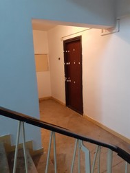 Pe ușa apartamentului-muzeu au rămas urmele sigiliilor