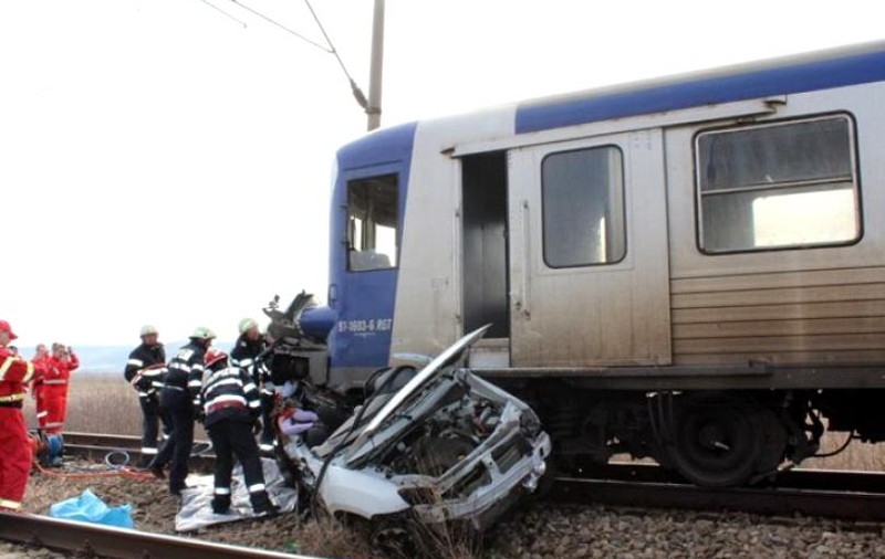 UPDATE: Șoferul mașinii spulberate de tren în Brăila a depășit coloana. Accidentul înfiorător, surprins în imagini / VIDEO