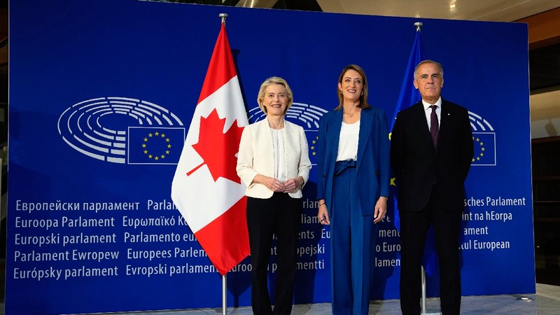 Mark Carney a fost întâmpinat de Roberta Metsola și de Ursula von der Leyen.Sursa foto: Profimedia