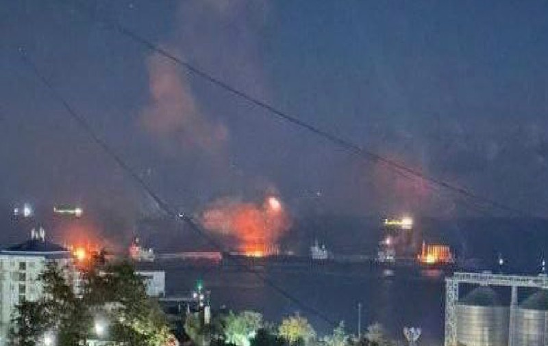 Ucraina a luat la țintă una dintre căile de export ale Rusiei, portul Tuapse aflat la Marea Neagră: un petrolier a fost incendiat