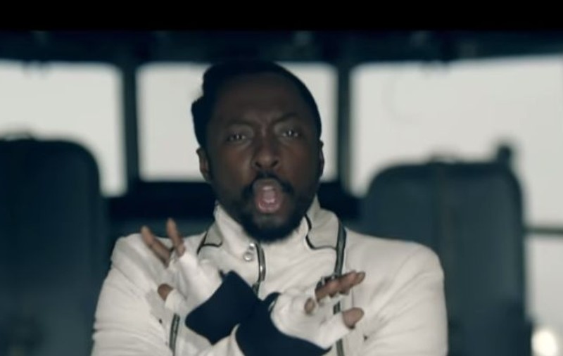 Rapperul will.i.am a acuzat de rasism o însoțitoare de bord
