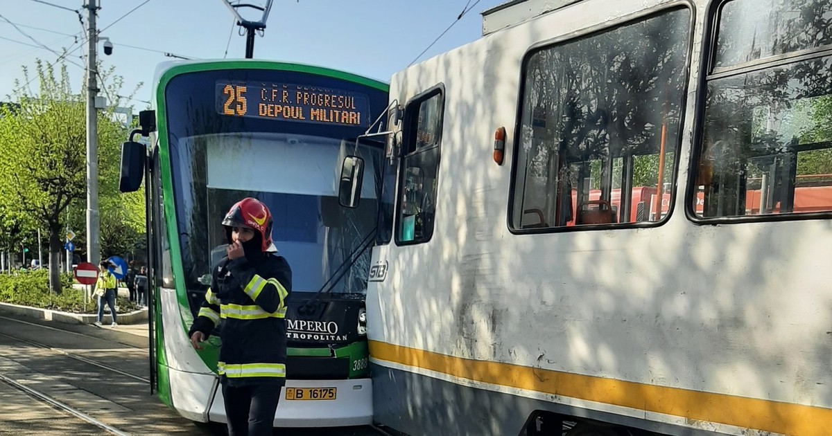 două tramvaie au ajuns pe aceeași linie și s-aau ciocnit frontal