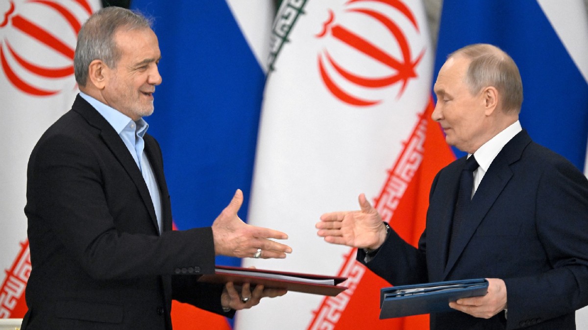 Președintele Rusiei, Vladimir Putin (dreapta), și președintele Iranului, Masoud Pezeshkian(stânga)