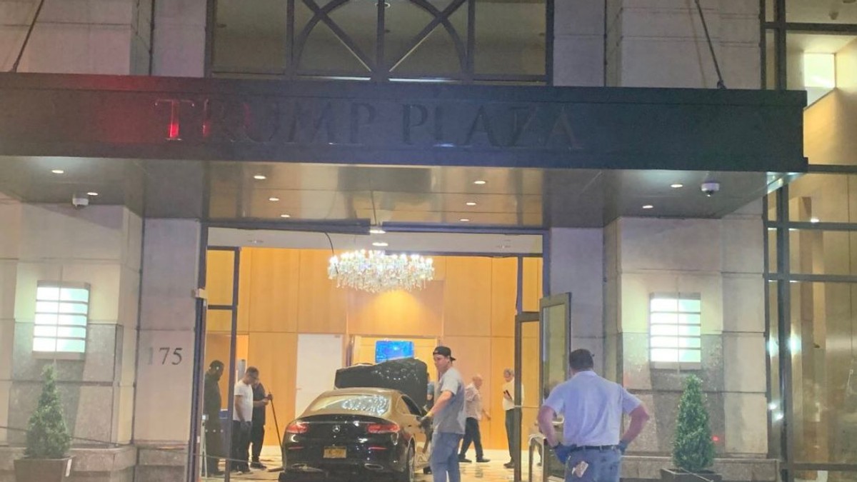 Un șofer a intrat cu mașina în Trump Plaza. Mai mulți oameni au fost răniți (Twitter)
