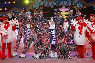 epa07255632 Entertainers perform at the countdown event to celebrate the arrival of 2019 during the New Year's Eve celebration at Beijing Olympic Park, in Beijing, China, 31 December 2018. EPA-EFE/WU HONG