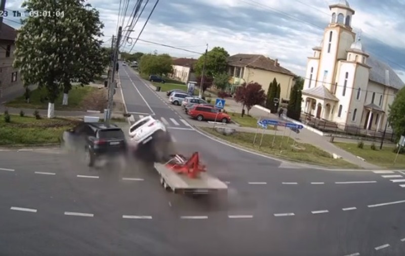 Accident în Timiş, surprins de camerele de supraveghere. O mașină este lovită puternic de un autoturism cu remorcă