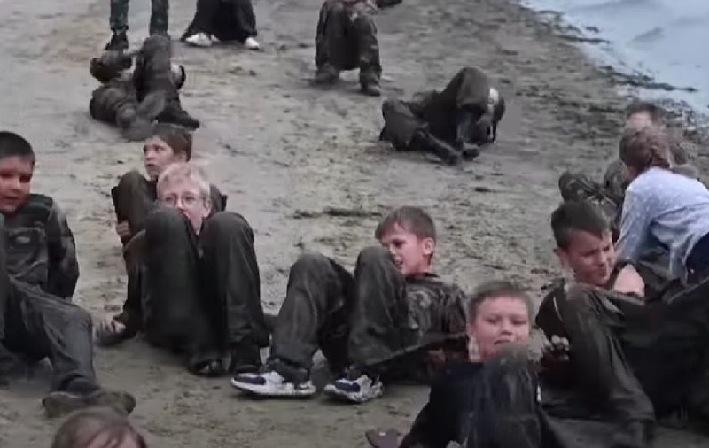 Copii ruși antrenați militar cu arme reale într-o tabără de vară controversată. Tinerii mânuiesc AK-47 și grenade I VIDEO