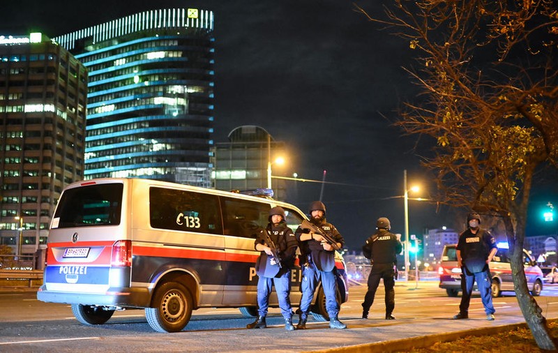 Poliția din Germania face percheziții în mai multe orașe, în legătură cu atacul terorist de la Viena