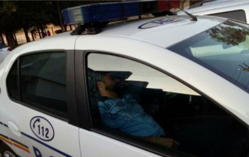 Dezvăluire șocantă despre polițistul din Argeș fotografiat „dormind” în timpul serviciului. „Are cancer”