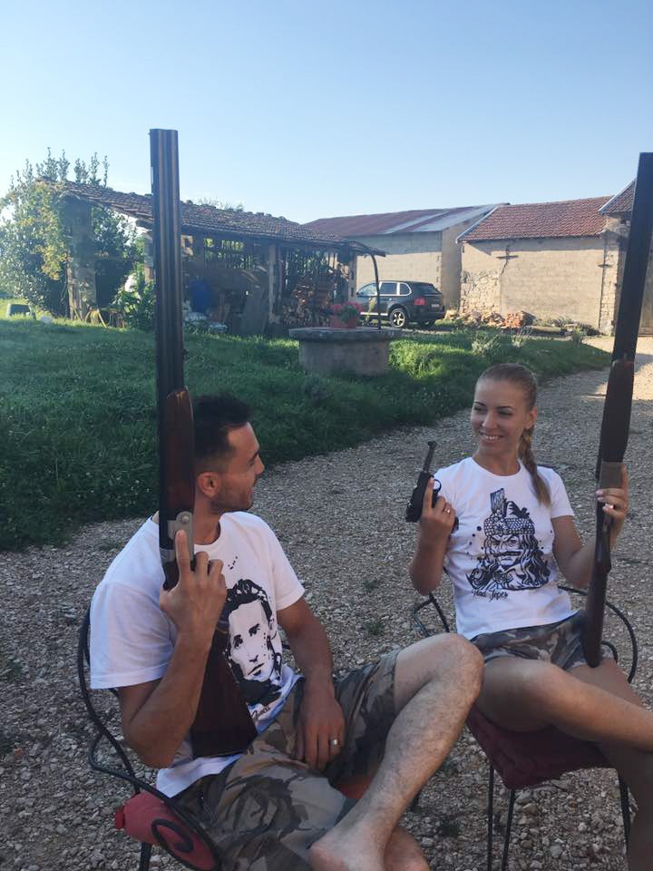 Cuplul Sechila-Puiu într-o postare pe profilul Elenei Puiu din 2016 din care se înţelege că erau în luna de miere. În postările ei găsim atât elogii aduse „Căpitanului” Zelea Codreanu, citat de ea ca spunând: „Un Român absolut trebuie să fie legionar”, cât şi o poză de la un marş cu făclii pe 14 mai 2019, pentru comemorarea arestării în masă a legionarilor din 1948
