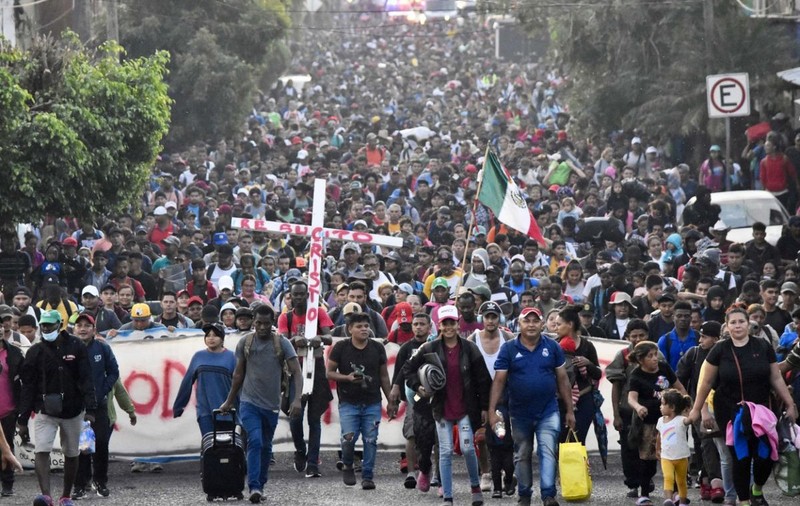 „Exodul sărăciei”. O caravană cu mii de migranți din America de Sud se îndreaptă spre granița SUA