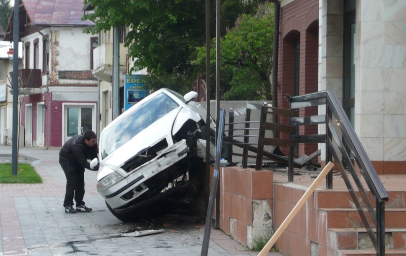 S-a oprit cu maşina pe treptele unei clădiri