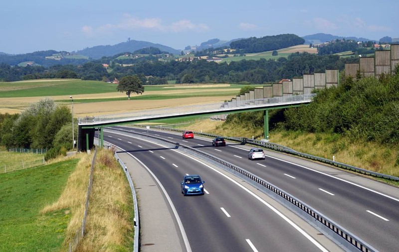 Inginerii din Elveția au planificat un an instalarea unui pod de 60 de tone și l-au montat în doar câteva ore, fără să blocheze autostrada nici măcar o zi