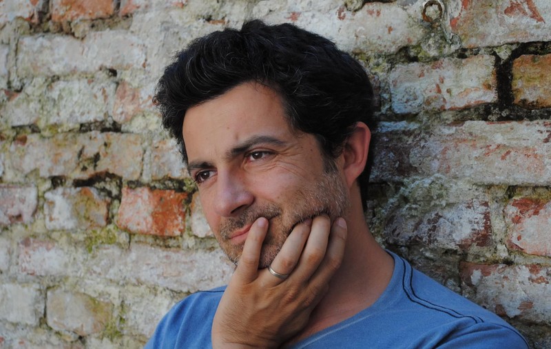 „Lăsăm toți nemernicii să devină politicieni”. Interviu cu actorul Mihai Călin, despre teatru, educație și drepturile comunității LGBTI