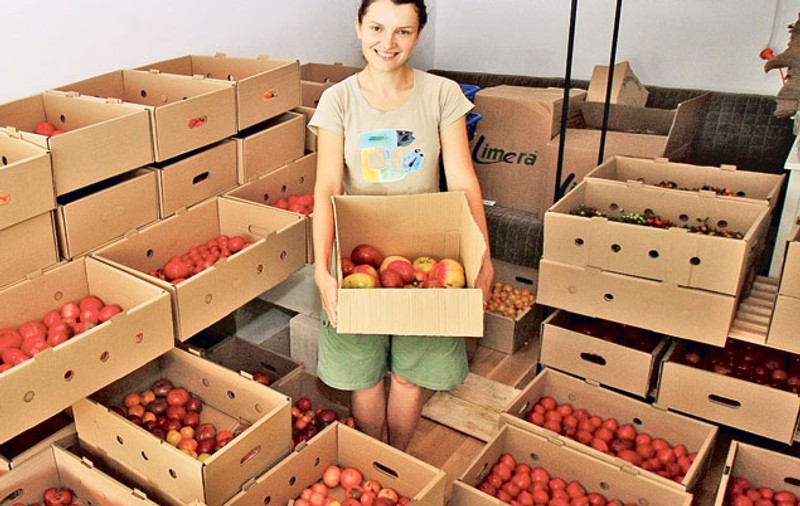 Ea cultivă 17 soiuri de roşii! O tânără din Călăraşi şi-a făcut CAP şi vinde cele mai neobişnuite tomate
