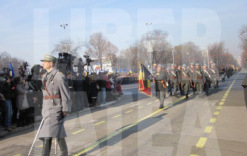 La fel și după 21 de ani: ”Militarilor li s-a ordonat să vină la paradă în civil și cu familiile după ei”