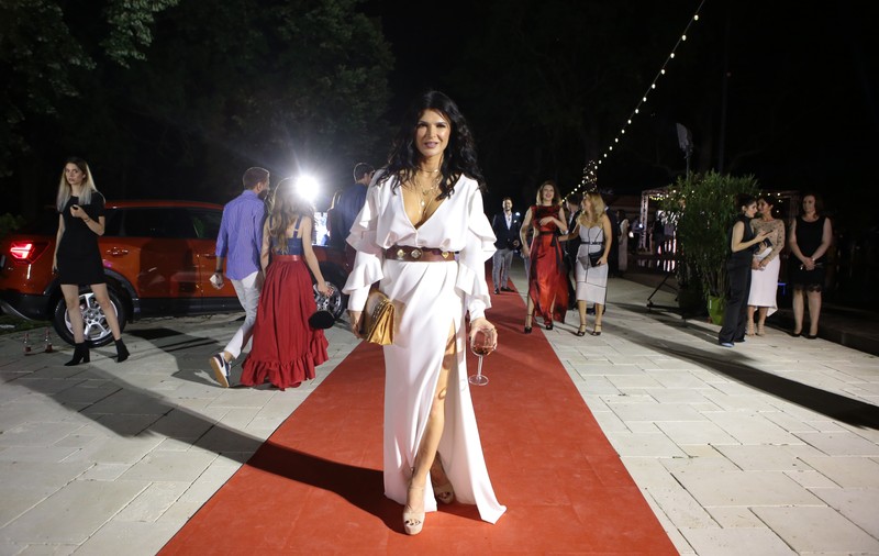 VIDEO EXLUSIV/Monica Bârlădeanu și-a arătat o altă latură a feminității la ședința foto pentru revista Viva. „Îmi asum corpul pe care-l am”