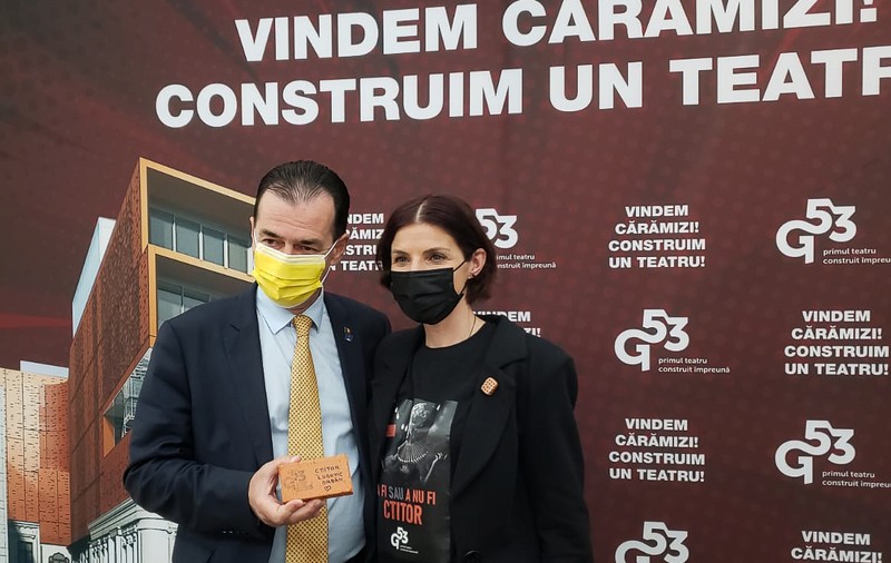 REPORTAJ. Ziua în care deputații au dat bani din buzunar pentru cărămizile unui viitor teatru. „Or să cumpere de rușine”