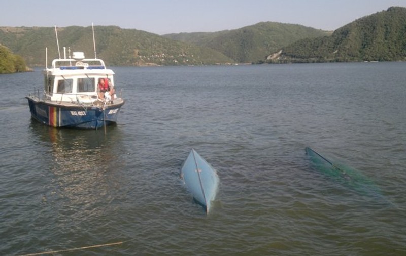Patru cehi au fost salvaţi de la înec, după ce velierele lor s-au răsturnat pe Dunăre