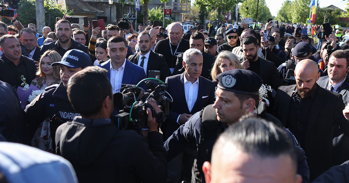George Simion și Călin Georgescu votează în turul doi al alegerilor prezidențiale la o secție de vot din Mogoșoaia, Ilfov, 18 mai 2025. Inquam Photos / George Călin