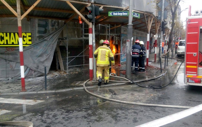 Incendiu în centrul Bucureștiului, în subsolul unui bloc aflat în reabilitare