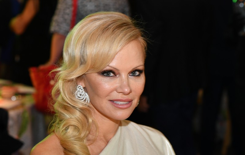 Reacţia Pamelei Anderson după arestarea lui Assange: "Cum ai putut face asta, UK? Desigur, eşti sluga Americii şi aveai nevoie de o diversiune de la mizeria ta de Brexit"