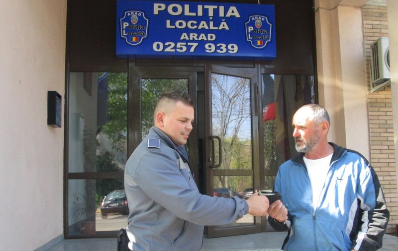 A predat un portofel cu bani la Poliția din Arad. Gestul de omenie al unui tânăr înainte de Paște