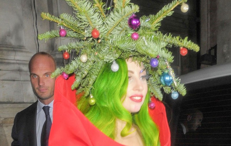 Oare CE A PĂŢIT Lady GAGA? Într-o ŢINUTĂ AŞA CUMINTE nu AI VĂZUT-O NICIODATĂ!