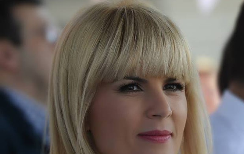 Elena Udrea şi-a arătat formele voluptoase într-o rochie minusculă. Uite cât de sexy a fost de Sf. Maria