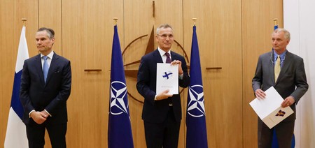Ambasadorii Finlandei și Suediei i-au înmânat secretarului general al NATO, Jens Stoltenberg, cererile de aderare la NATO (Foto EPA)