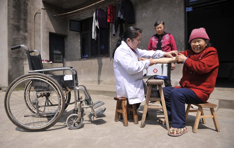 Poveste emoționantă! Doctorița fără picioare care salvează vieți / FOTO