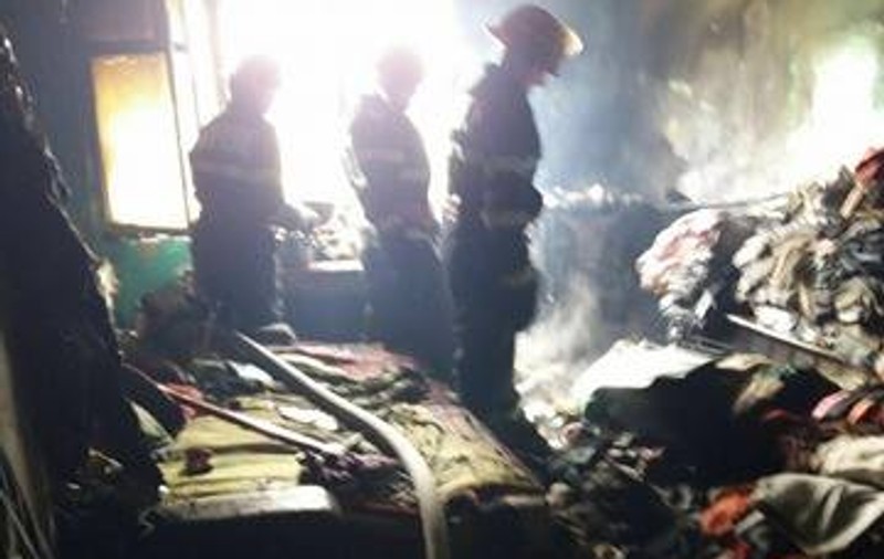 Incendiu violent în Florești, județul Prahova. 30 de oameni, evacuați din clădirea cuprinsă de flăcări
