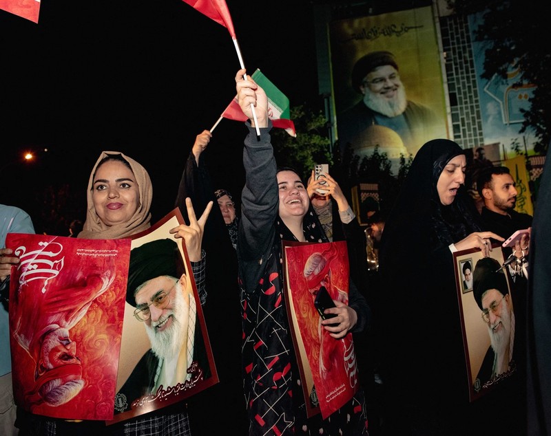 Imagini din Iran, unde mii de oameni au sărbătorit în stradă atacul cu rachete asupra Israelului | VIDEO