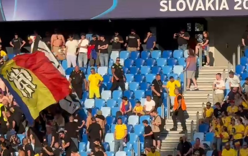 Mai mulți fani români au fost scoși de pe stadionul din Bratislava la meciul cu Spania de la Campionatul European U21. Ce s-a întâmplat