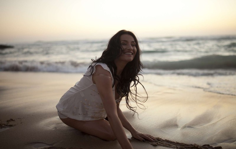 Claudette a făcut ocolul lumii pentru videoclipul “Around The World” 