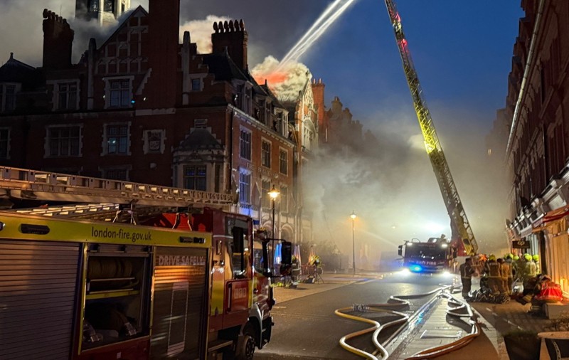 Un hotel de lux din Londra a ars de Ziua Îndrăgostiților. Acesta era frecventat de celebrități de la Hollywood I VIDEO 