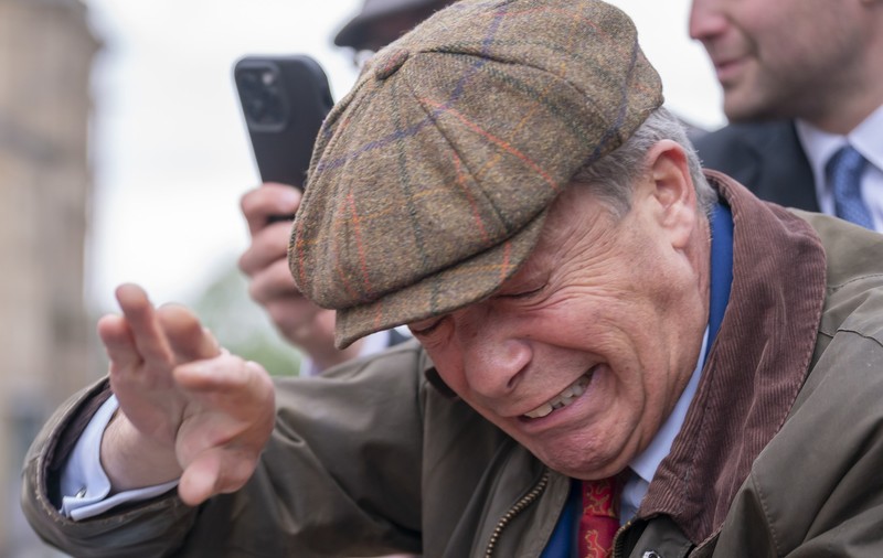 Nigel Farage, atacat cu gunoaie în timp ce făcea campanie. Atacatorul a fost arestat