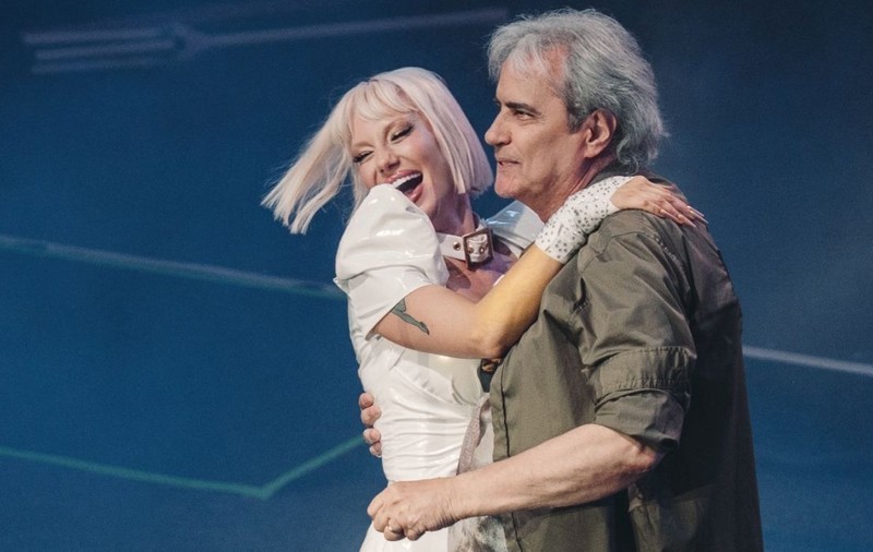 Cine e artista care a cântat în deschiderea concertului Iris de la Arenele Romane din București