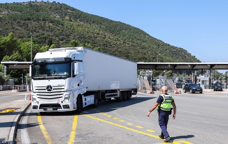 Șofer român de camion, interzis pe viață în Franța după ce va sta 30 de luni în închisoare: „Un necunoscut mi-a dat 1.400 de euro să-i duc două mobile în Germania”