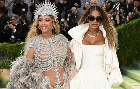 Beyoncé a revenit la Met Gala 2026 după un deceniu, alături de fiica sa, Blue Ivy Carter. Cum au apărut cele două pe covorul pietruit