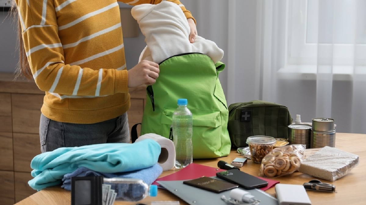 Ce trebuie să conțină rucsacul de supraviețuire pentru 72 de ore - O femeie pregătește rucsacul de supraviețuire Sursa foto: Shutterstock