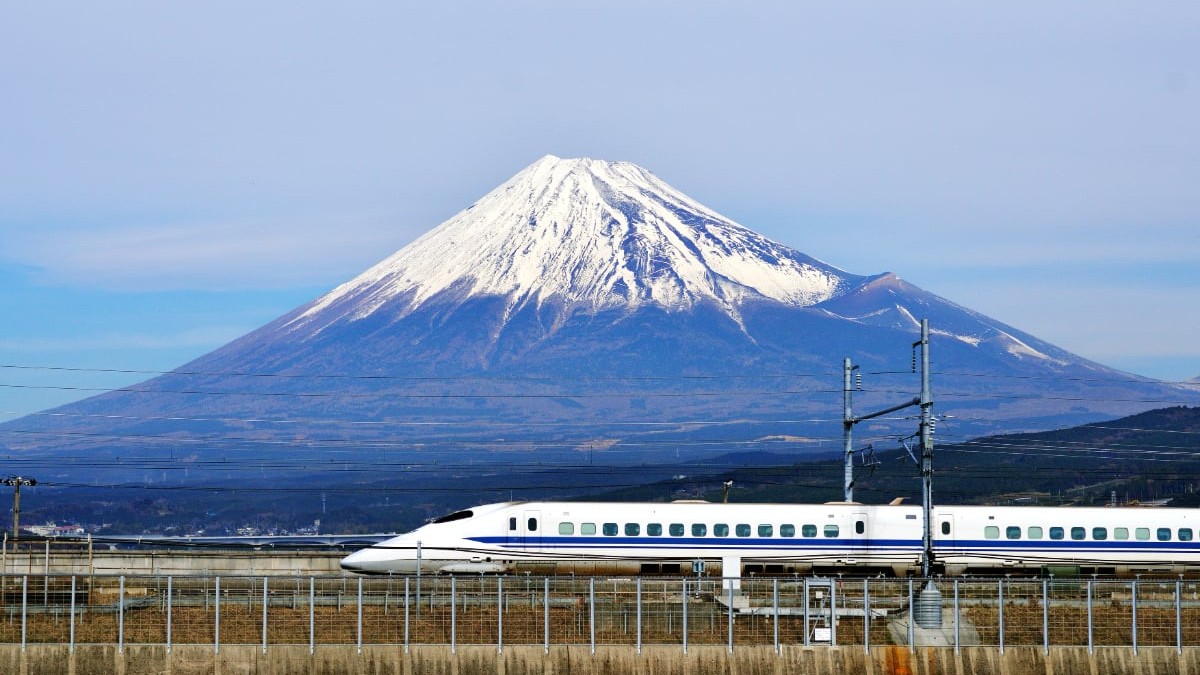 Mintele Fuji și un tren alb