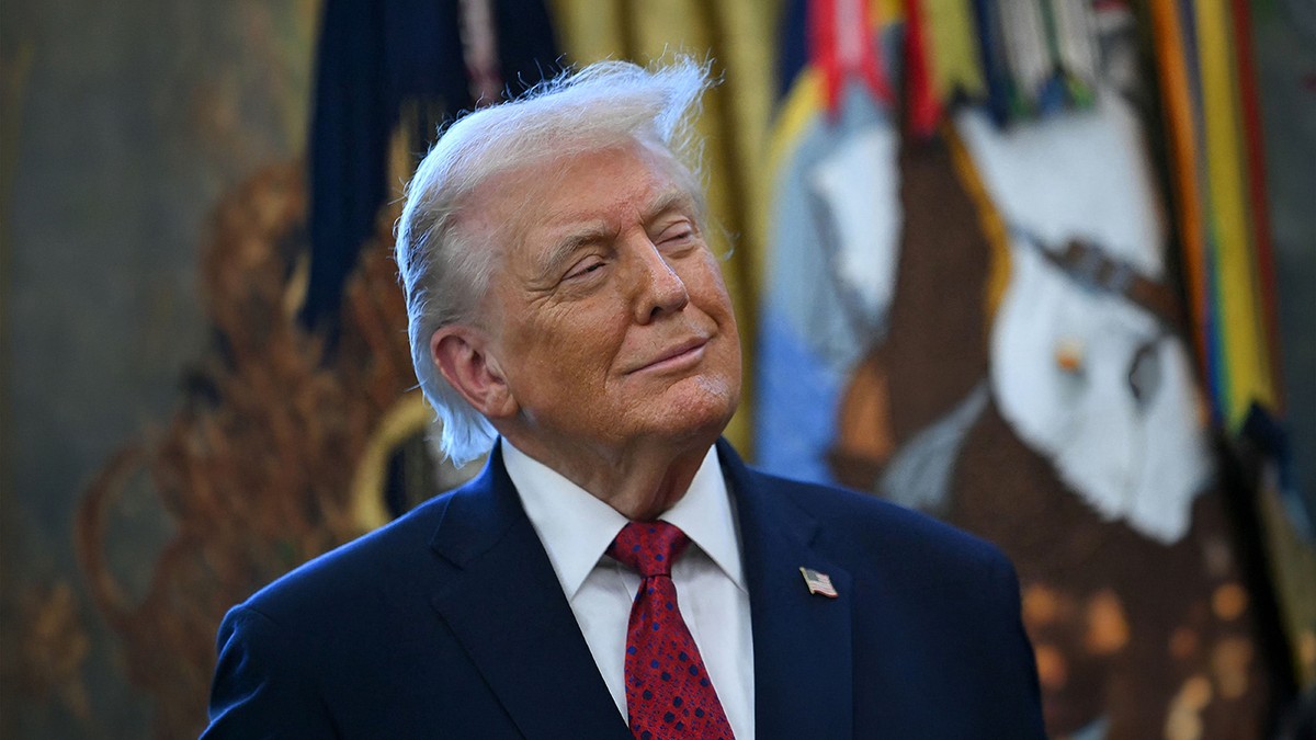 Președintele Donald Trump privește la ceremonia de decernare a Medaliei Apărării Frontierei Mexicane în Biroul Oval al Casei Albe, Washington, DC, pe 15 decembrie 2025