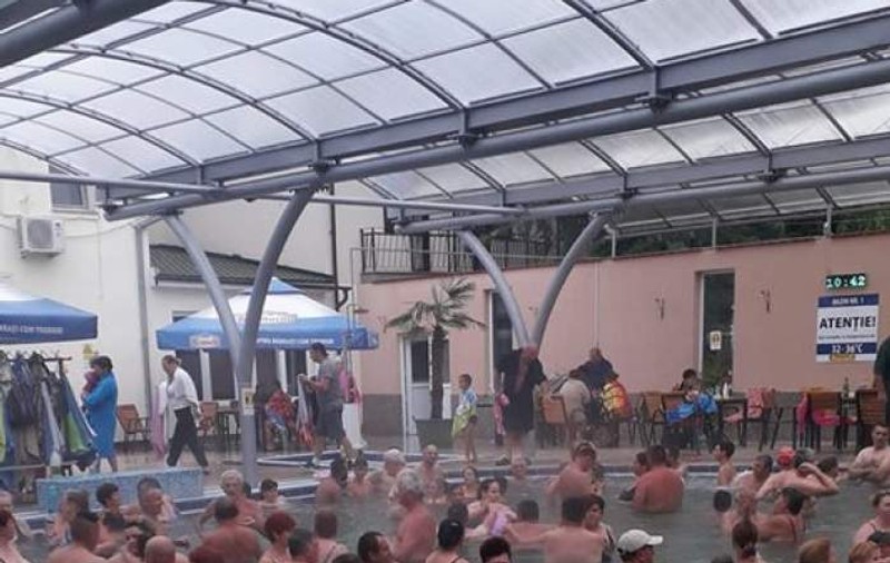 Peste 60 de persoane, înghesuite în același bazin, la Satu Mare. ”Ne păzește Dumnezeu de COVID”
