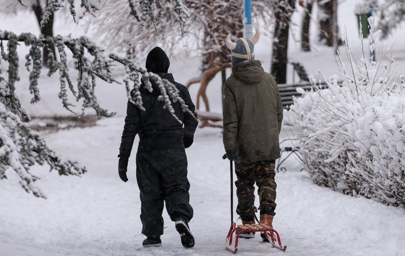 Ce urmează după ninsorile și gerul din weekend. Meteorologii anunță când se încălzește vremea