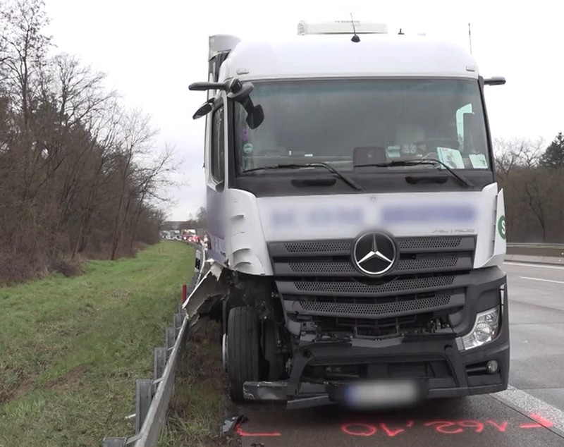 Un camionagiu beat a intrat cu viteză într-un șofer de 77 de ani care schimba o roată spartă pe banda de urgență, pe o autostradă din Germania