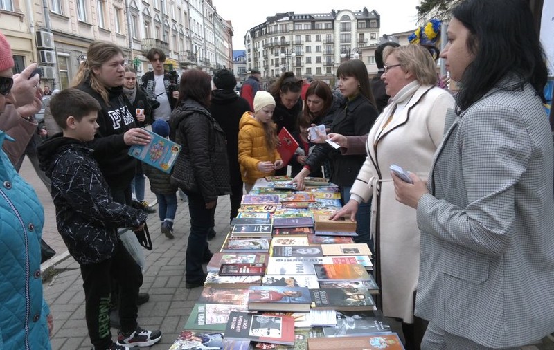 „O națiune care citește este invincibilă”. Sute de volume, distribuite gratuit de bibliotecile din Ivano-Frankivsk
