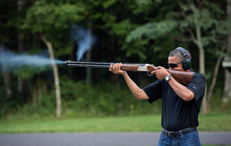 Barack Obama, TRĂGÂND CU PUŞCA! Uite FOTOGRAFIA FĂCUTĂ PUBLICĂ DE CASA ALBĂ